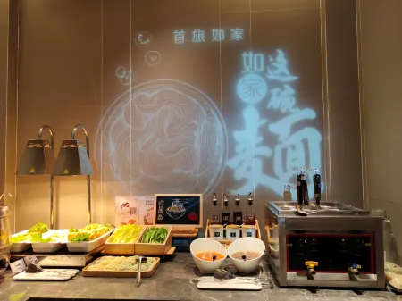 Homeinn Selected Hotel (Shijiazhuang Xinbai Square Wanlimiao Pedestrian Street) Отели рядом с достопримечательностью «Shijiazhuang Vocational Technology Institute»