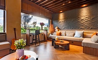 Courtyard with Dianchi Lake View