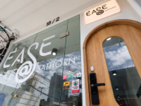 Ease @ Sathorn Hostel and Co-working Space Hotels near المطل الزجاجي