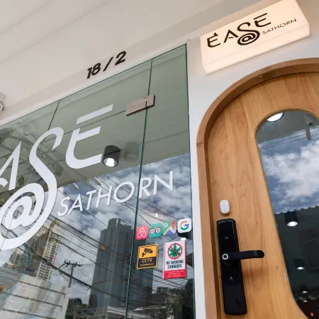 Ease @ Sathorn Hostel and Co-working Space Отели рядом с достопримечательностью «Станция метро Surasak»