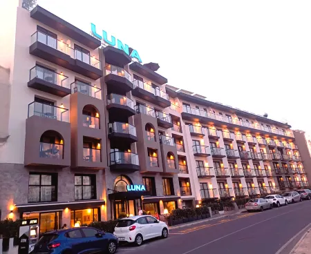 Luna Holiday Complex Отели рядом с достопримечательностью «Mellieha Beach»