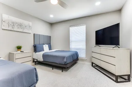 Reston NEW Bright, Airy Home w/ In Ground Pool & Grill