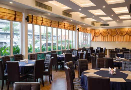 골든 드래곤 수바납후미 호텔의 모던한 객실 디자인