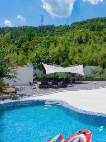 Under Persimmon Trees · Fam&Team Retreat·Pool·Pet Stay (Tonglu OMG Park Branch) Отели рядом с достопримечательностью «Jiuxian Fenshuizhen Jiulong Temple»