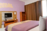 Omah Poer Modern Tropical Villa Hotels in Giri