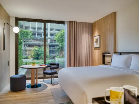 ห้องดีลักซ์เตียงคิงไซส์ พร้อมระเบียงและวิวลานภายใน