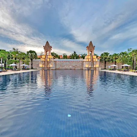 Sokha Siem Reap Resort & Convention Center Отели рядом с достопримечательностью «Пном Бакхенг»