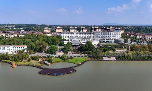 โรงแรมนานาชาติทะเลสาบโม่โชว