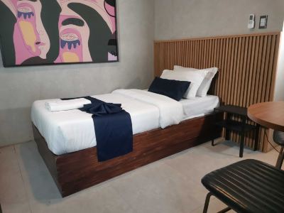 Townhouse Oak Grey Hotel Near Clark International Airport