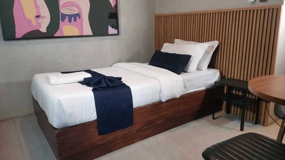 Townhouse Oak Grey Hotel Near Clark International Airport