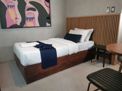 Townhouse Oak Grey Hotel Near Clark International Airport - Homestays