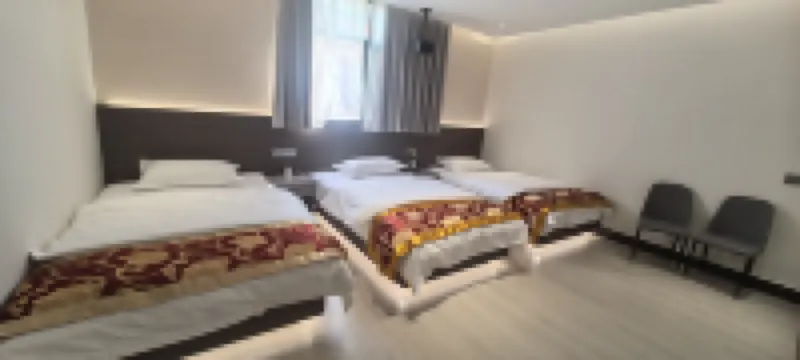 Xinxinrong Hotel (Kunming Railway Station Shuangqiao Night Market Style Street)