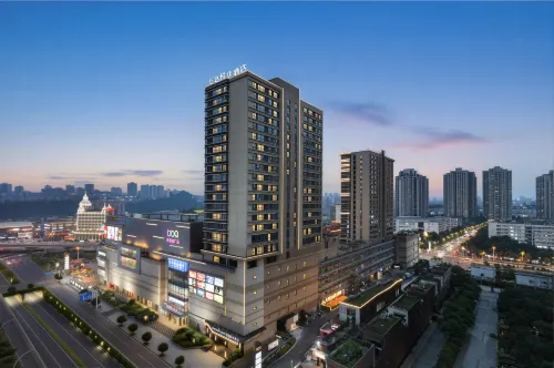 Wanda Yue, Luzhou Bubugao Square
