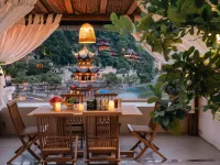surrounded by mountains riverside villa Hotels in Zhenyuan County