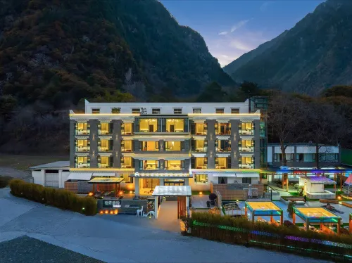 Qinghe Ruijin Private Soup Hot Spring Hotel (Li County Bipenggou Scenic Area Store) - parking