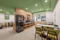 Green   skin  Hotel (Anyi Outpatient Department Store, Sanxiaokou, Lujiang Road, Hefei) - Parkering