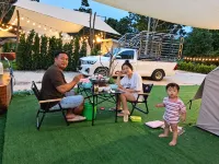 Riverside Glamping Resort Kanchanaburi - parking