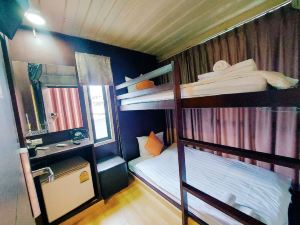 Retro Box Hotel Chumphon