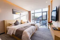 Holiday Inn Jianshi Shangra Hotels in Jianshi