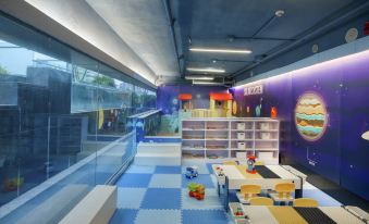 The room features large windows and floor-to-ceiling glass that have been painted in the same color at Crowne Plaza Guangzhou City Centre