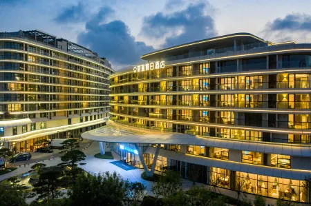 Rizhao Azure Holiday Hotel Отели рядом с достопримечательностью «Yangguang Hai'an Menghuan Beach»