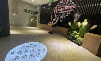 Qiqi l Hotel(Xuchang Railway Station Caowei Ancient City Store)