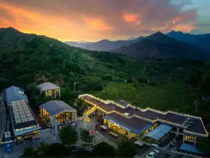 Floral Hotel·Lanting Hot Spring Resort(Mutianyu Great Wall shops)