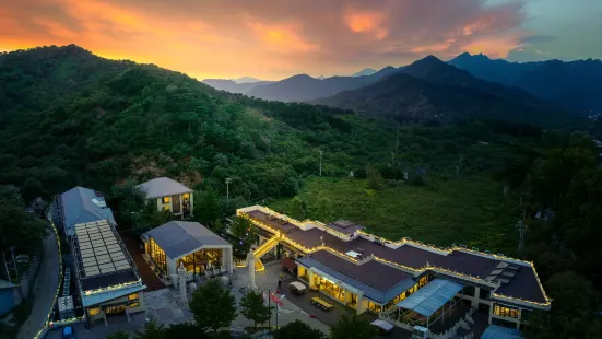 Floral Lux Hotel·Lanting Hot Spring Resort(Mutianyu Great Wall shops)