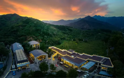 Floral Hotel·Lanting Hot Spring Hotel(Mutianyu Great Wall shops) - غرفة مطلة على الجبل