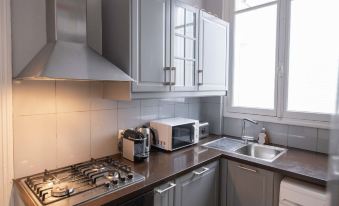 Champs Elysees Charming (2 Bedrooms and 1 Living Room)