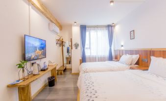 Wooden Lodge · Factory Hotel (Guilin) - Housity