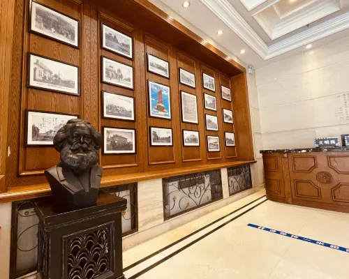 Исторические фотографии в холле отеля