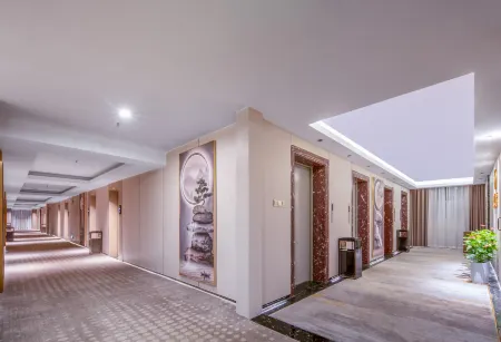 Muqi Light Luxury Hotel Отели рядом с достопримечательностью «Hunan Biological and Electromechanical Polytechnic (Donghu Campus)»