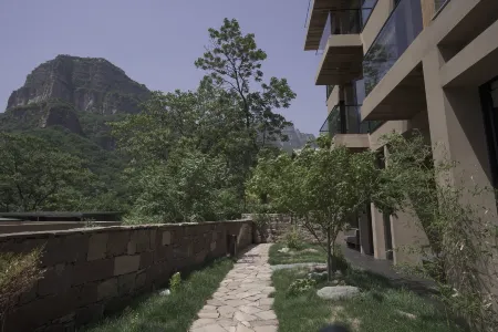 Linzhou Buyuan Taihang Cultural Resort Hotel Отели рядом с достопримечательностью «The Red Flag Canal Scenic Area»