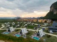 Puzhe Heiwei Guangxing River. Camp between Clouds and Water Hotels in Qiubei