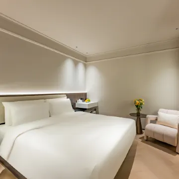 Shanghai People's Square Nanjing East Road Pedestrian Street Treasury Hotel