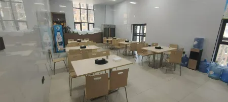 Xianghua Esports Hotel (Qiannan Normal University Wanda Plaza Branch) Отели в г. Дуюн