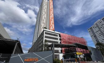 Comfy 3-Bedrooms Apartment at Meritus Residensi