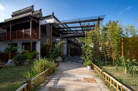 Shanghai Bu She Jiangnan Homestay (Zhujiajiao Ancient Town Branch) Отели рядом с достопримечательностью «Qingpu Baoguo Temple»