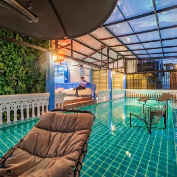 Ama Hostel Bangkok Отели рядом с достопримечательностью «Школа Суан Кураб»