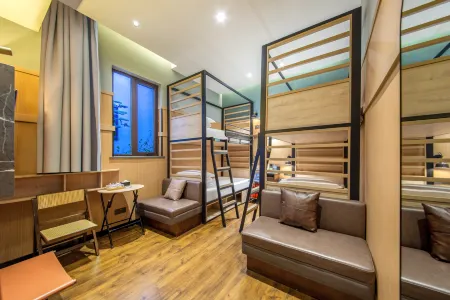 Zhiting Hotel (Zhengzhou Railway Station Erqi Square)