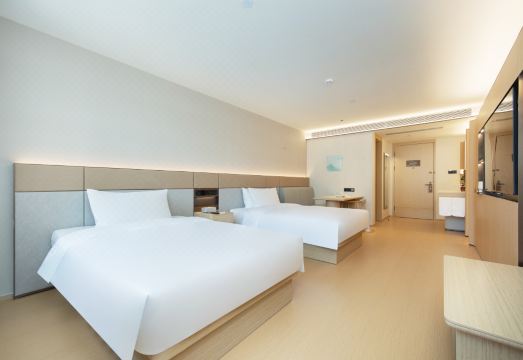 호텔의 조식 뷔페가 차려진 모습