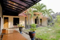 Hotel Dewi Near Gor Merdeka Jombang Mitra RedDoorz Hotels in Peterongan