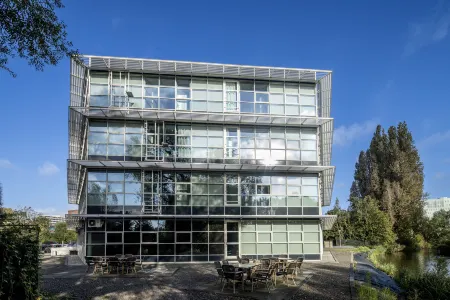 Diamond Capsule Hotel Amsterdam South Отели рядом с достопримечательностью «Clara Maria Cheese & Clog Farm»