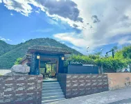 Great Wall Hill Yard Hotels near Maoling Mausoleum