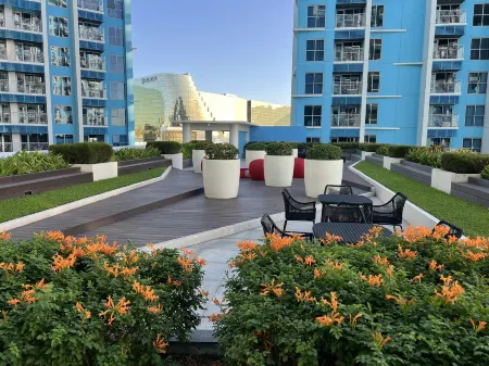 Luxury 1 Bedroom Manila BaySunset Airports Okada Solaire MOA with Parking