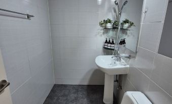 Near Hongik University/Subway Hapjeong Station 1 minute/8ppl/3br/4QBED/Near YG/iMac/Luggage storage