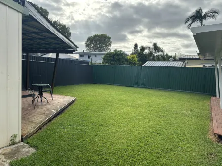 Family retreat in Ningi. Pet friendly! Отели в г. Кабулчер