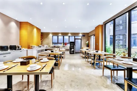 Luoyang Bokehui International Hotel (Longmen High-speed Railway Station Sports Center) Отели рядом с достопримечательностью «Luoyang New District Gymnasium»