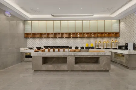 Mehood Ritz Hotel (Wuhu Pedestrian Street Jinghu Park) Отели рядом с достопримечательностью «Anhui Normal University Qijiang College (Wenjin Campus)»